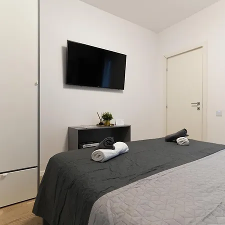 Ana - Cozy & Quiet With Balcony & Garden View * Bucarest